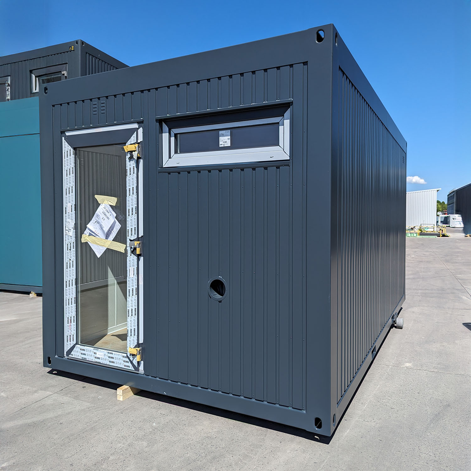 Ausgestatteter Bürocontainer-Innenraum